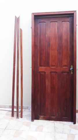 Vendo porta em madeira com aduela e vista