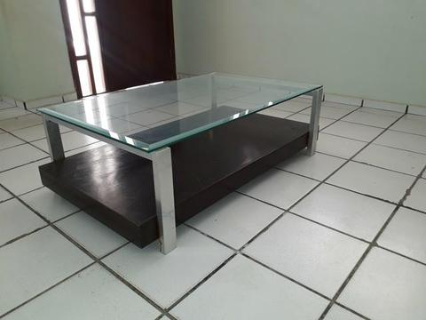 Mesa de centro base de metal e madeira c/ tampo de vidro