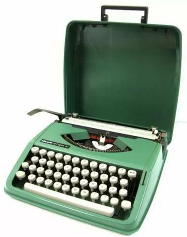 Máquina de escrever em bom estado de conservação