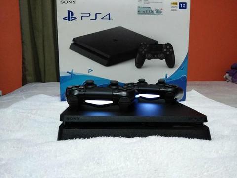 Ps4 1tb, com 2 controles e 2 jogos