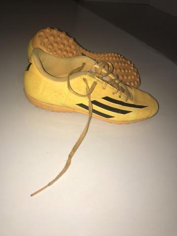 Chuteira adidas n39 pouco usada 100reais