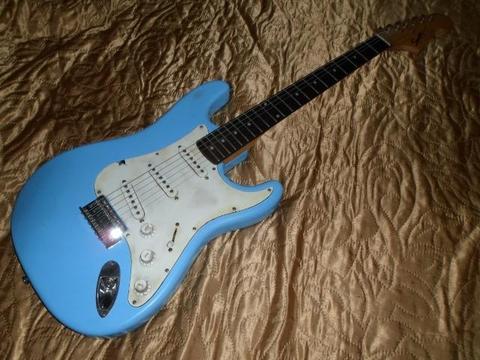 Guitarra Squier Affinity Stratocaster Made in Indonesia c/Big Headstock Acabamento Vintage