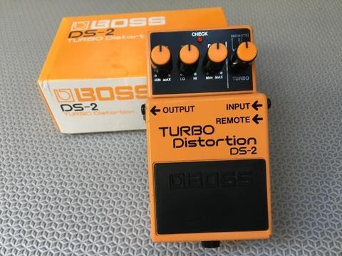 Pedal Boss DS-2 na Caixa Turbo Distortion