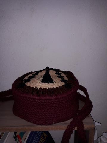 Bolsa feita à mão com palha e barbante na cor marsala