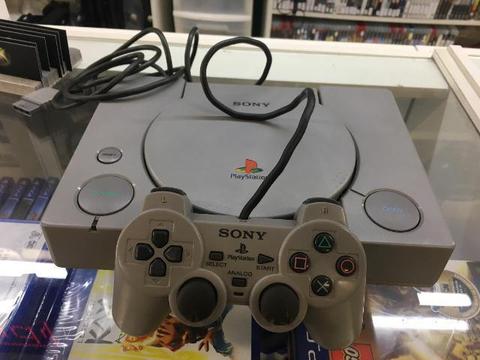 Playstation 1 Modelo Fat (primeira geração) com controle e 2 jogos originais