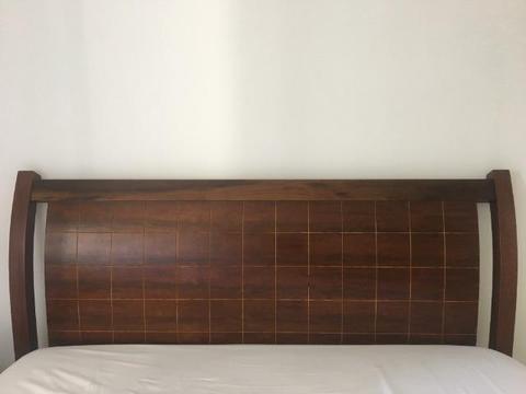 Cabeceira de cama em madeira maciça