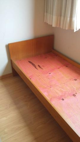 Duas camas de solteiro em madeira com penteadeira