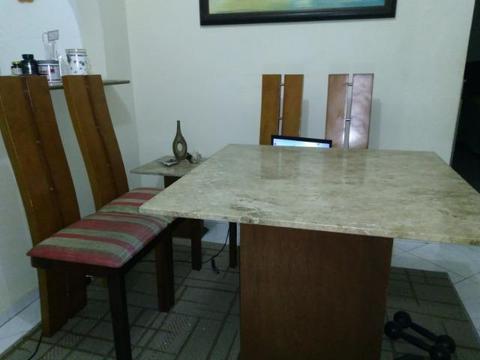 Sala de jantar - Mesa quadrada com tampo granito bege + 4 cadeiras em madeira