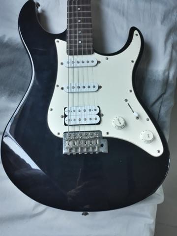 Guitarra Yamaha pacífica preta