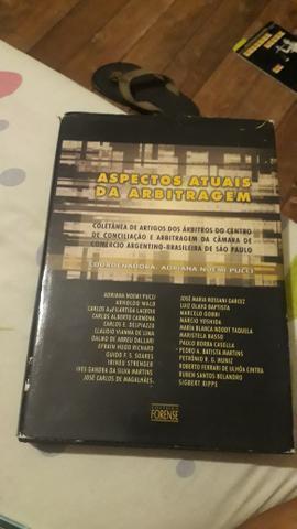 Vendo um livro