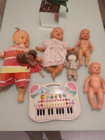 Bonecas e teclado musical