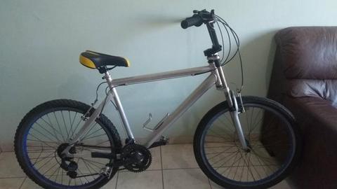 Bicicleta de alumínio com suspensão,roda aero,pneu balão, peças Shimano e Gts !!