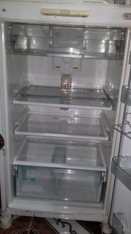 Vende-se uma geladeira de duas portas usada. apenas 380 reais