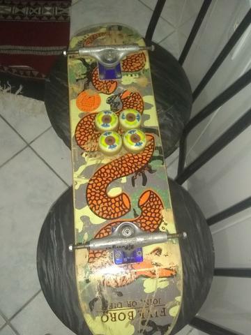 Vendo skate com peças gringa