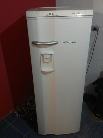 Geladeira Electrolux Rw 34 com dispenser 262 litros