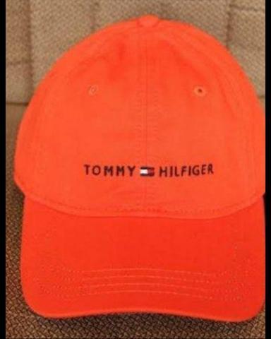 Boné Tommy Hilfiger laranja comprado nos EUA