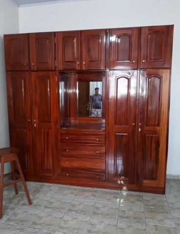 Guarda roupa e mesa com cadeira