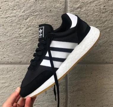 Tênis Adidas iniki