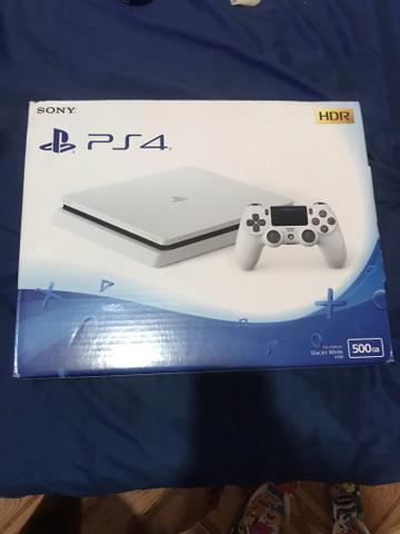 PlayStation 4 branco,500 gb,duas manetes,2 ano de uso,acompanhada tudo nota fiscal e caixa
