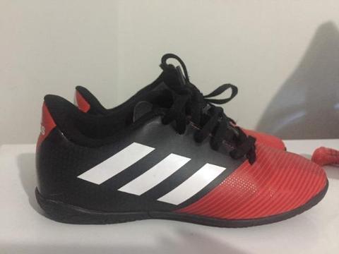 Chuteira adidas super nova pouquíssimo usada - Número 32 - apenas 49,90