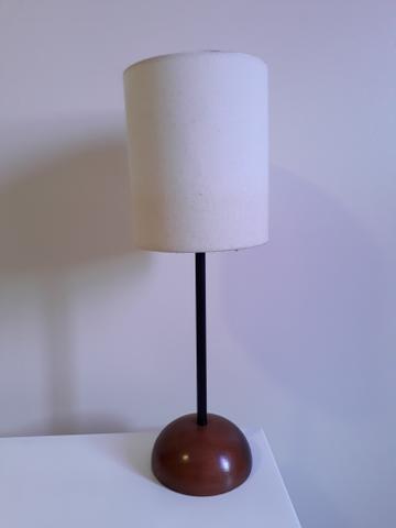 Luminária de mesa com base em madeira