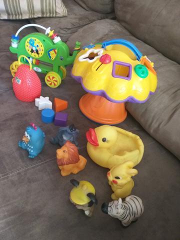 Lote de brinquedos mais 47 bolinhas coloridas