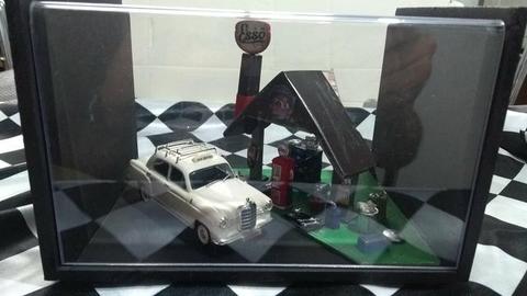 Diorama Mini Posto com Mercedes 180 Táxi