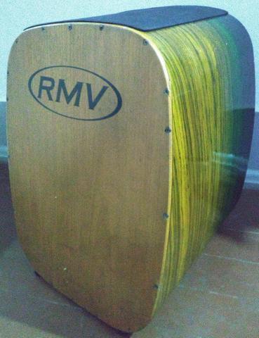 Vendo tambor com pintura esmaltada, assento e suporto para microfone da marca RMV (Usado)