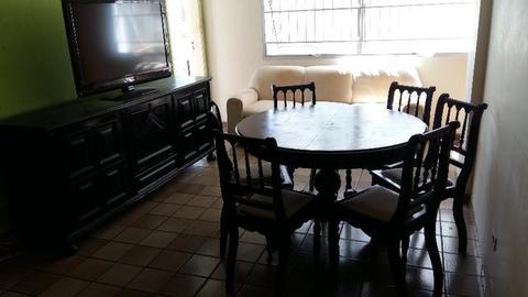 Sala de jantar composta de bufet, mesa e 6 cadeiras em madeira de lei, na cor preta