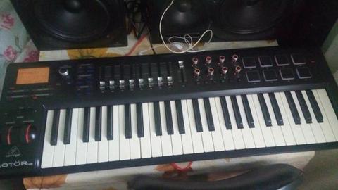 Controlador midi teclado piano arranjador