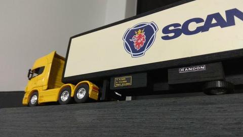 Carreta Scania tamanho 30 cm para colecionadores