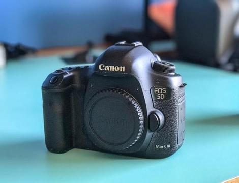 Canon 5D MK3 com lente