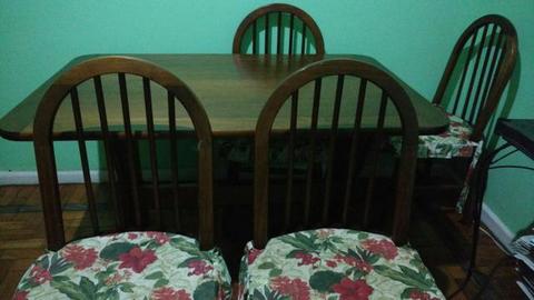 Mesa e cadeiras