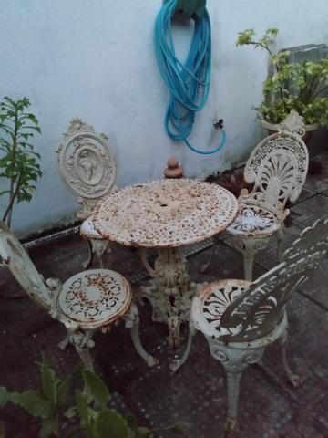 Conjunto com cadeiras e mesa para jardim