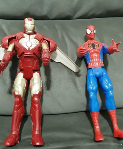 Homem de ferro e homem aranha