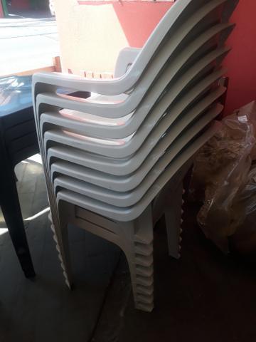Mesa em plástico nova com 4 cadeiras