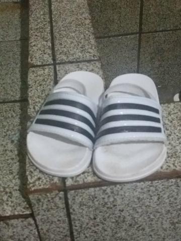 Sandália Adidas tamanho 22