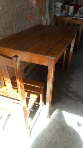 Mesa de madeira com quatro cadeiras