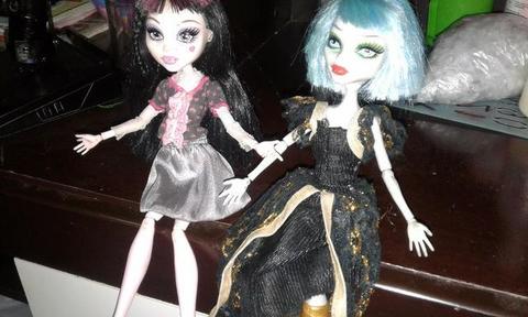 2 bonecas Monster High