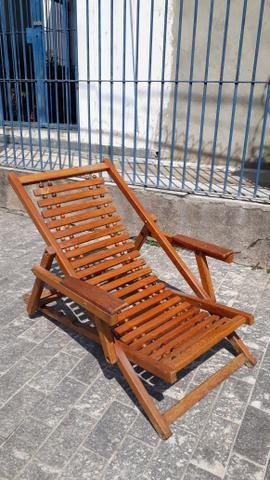 Cadeira de descanso de madeira