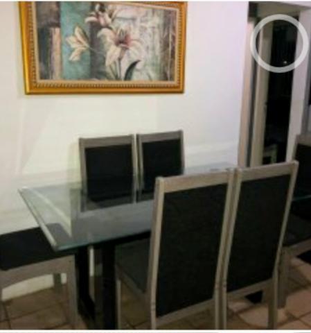 Mesa com tampo de vidro bordas trabalhadas com seis cadeiras