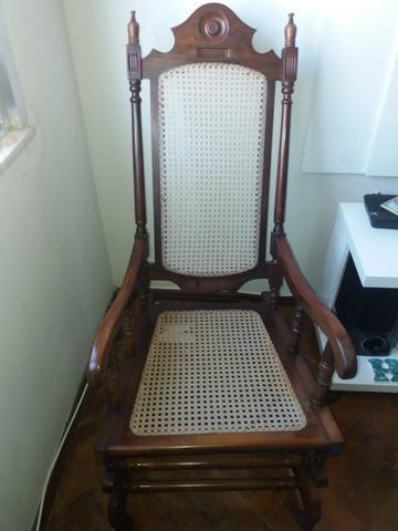 Cadeira de balança de madeira e palha