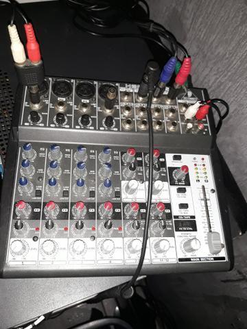 Mesa de som Behringer 1202 muito nova