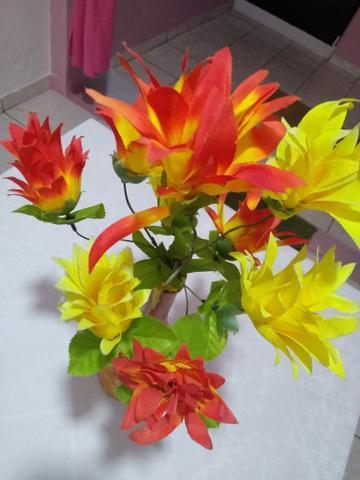 Vaso decorado com flores amarelo e laranja