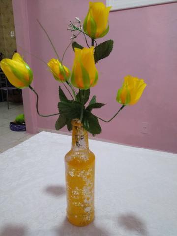 Garrafinha decorada com rosas amarelas