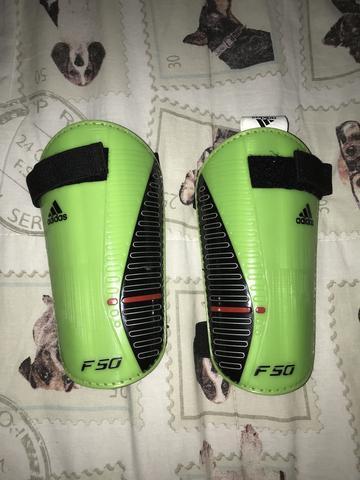 Caneleira Adidas F50 (M)