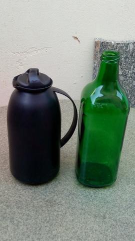 Cafeteira e garrafa de vidro