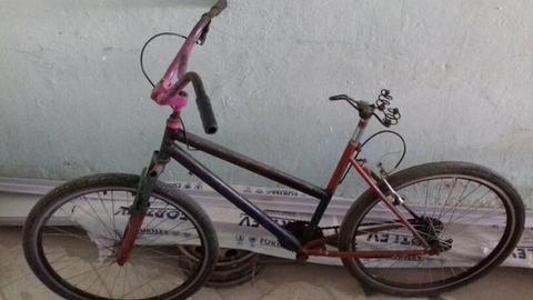 Bicicleta boa para reformar e Janela de Madeira